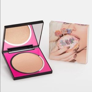 KYLIE COSMETICS Champagne Showers Pressed Highlighter
